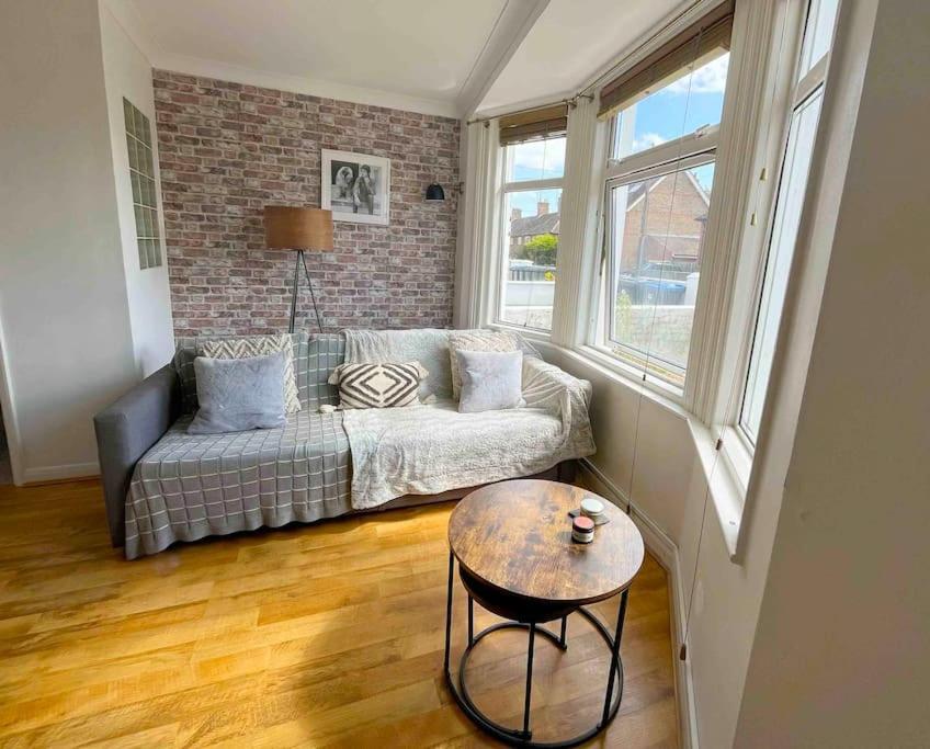 Apartamento Cosy Flat In Burgess Hill, Sussex Exterior foto